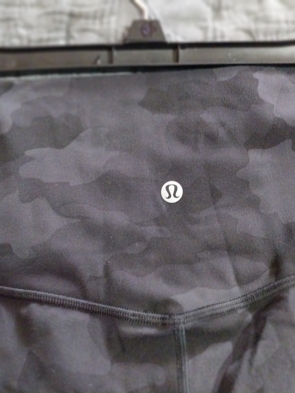 LULULEMON Women's Leggins Black Camo Capri Leggings - Picture 4 of 8